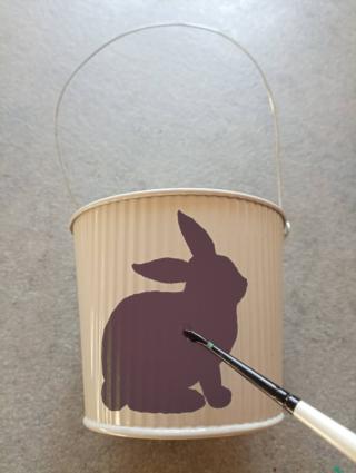 Rimuovete la sagoma e colorate l’interno con il pennarello o con il pennello