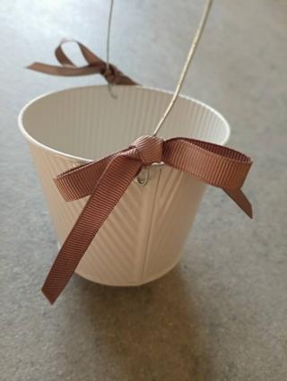 Decorate le basi del manico di filo di ferro con un fiocco