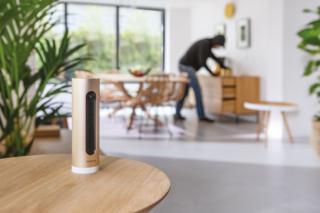 Smart, funzionalità all’avanguardia e dal design minimalista, la Videocamera Interna Intelligente di Netatmo rivoluziona i tradizionali sistemi di sicurezza, garantendo una protezione completa e innovativa. Questo dispositivo è in grado di distinguere tra membri della famiglia ed estranei, grazie alla sua tecnologia di riconoscimento facciale avanzata. Infatti, se rileva un volto sconosciuto, l’utente riceve un avviso immediato, completo di foto e di registrazione video. Inoltre, il suo campo visivo panoramico a 130° consente un’ampia copertura, mentre la visione a raggi infrarossi assicura la massima protezione anche nella totale oscurità. La configurazione è immediata: è sufficiente posizionare il dispositivo di fronte all’ingresso di casa, collegarlo, scaricare l’app e identificare i membri della famiglia con un semplice click. Prezzo 149,99 euro. www.netatmo.com