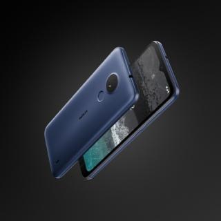 Il nuovo Nokia C21 mantiene l’eccellente qualità costruttiva, le promesse di sicurezza e la durata della batteria per tutto il giorno, che caratterizzano la popolare serie C. Il dispositivo offre una fotocamera migliorata da 8MP con tecnologia autofocus che legge senza soluzione di continuità i codici QR - così se le persone stanno scansionando i menu, facendo pagamenti o semplicemente cercando informazioni - lo smartphone assicura che la scansione dei codici QR sia un gioco da ragazzi.  Le capacità di memoria migliorate, grazie a un processore multi-core, assicurano efficienza senza sacrificare la durata della batteria, mentre lo sblocco facciale basato su AI è ora supportato da un sensore di impronte digitali per una maggiore sicurezza e comodità. Due anni di aggiornamenti di sicurezza regolari sono anche di serie per i dispositivi della serie C, così si può stare tranquilli che il proprio smartphone lavori incessantemente in background per garantire il massimo della sicurezza. Inoltre, è dotato di una gamma di accessori tra cui cuffie con e senza fili e auricolari wireless che offrono un’esperienza di chiamata facile e a mani libere. Sarà disponibile nei colori Dark Blue e Warm Grey nella variante 2/32. Prezzo a partire da 129 euro. www.nokia.com Il nuovo Nokia C21 mantiene l’eccellente qualità costruttiva, le promesse di sicurezza e la durata della batteria per tutto il giorno, che caratterizzano la popolare serie C. Il dispositivo offre una fotocamera migliorata da 8MP con tecnologia autofocus che legge senza soluzione di continuità i codici QR - così se le persone stanno scansionando i menu, facendo pagamenti o semplicemente cercando informazioni - lo smartphone assicura che la scansione dei codici QR sia un gioco da ragazzi.  Le capacità di memoria migliorate, grazie a un processore multi-core, assicurano efficienza senza sacrificare la durata della batteria, mentre lo sblocco facciale basato su AI è ora supportato da un sensore di impronte digitali per una maggiore sicurezza e comodità. Due anni di aggiornamenti di sicurezza regolari sono anche di serie per i dispositivi della serie C, così si può stare tranquilli che il proprio smartphone lavori incessantemente in background per garantire il massimo della sicurezza. Inoltre, è dotato di una gamma di accessori tra cui cuffie con e senza fili e auricolari wireless che offrono un’esperienza di chiamata facile e a mani libere. Sarà disponibile nei colori Dark Blue e Warm Grey nella variante 2/32. Prezzo a partire da 129 euro. www.nokia.com