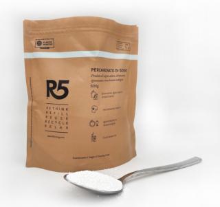 Il Percarbonato di Sodio di R5 è un detersivo e sbiancante ecologico che svolge contemporaneamente un’azione detergente, igienizzante e aiuta la rimozione delle macchie grazie all’ossigeno liberato a contatto con l’acqua e al carbonato di sodio. Può essere usato per il bucato ma anche per pulire e igienizzare i piatti. 500 gr, prezzo 4,5 euro. www.r5living.com Il Percarbonato di Sodio di R5 è un detersivo e sbiancante ecologico che svolge contemporaneamente un’azione detergente, igienizzante e aiuta la rimozione delle macchie grazie all’ossigeno liberato a contatto con l’acqua e al carbonato di sodio. Può essere usato per il bucato ma anche per pulire e igienizzare i piatti. 500 gr, prezzo 4,5 euro. www.r5living.com