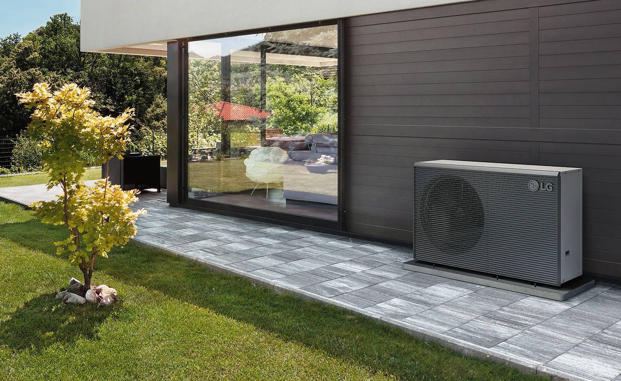 Therma V R290 di LG Electronics utilizza il gas refrigerante R290, a basso impatto ambientale. Funziona con temperature fino a -28 °C e genera acqua calda fino a 75 °C. Ha potenza da 9 a 16 kW, è in classe energetica A+++. Con l’app LG ThinQ si può gestire a distanza da smartphone. www.lge.com Therma V R290 di LG Electronics utilizza il gas refrigerante R290, a basso impatto ambientale. Funziona con temperature fino a -28 °C e genera acqua calda fino a 75 °C. Ha potenza da 9 a 16 kW, è in classe energetica A+++. Con l’app LG ThinQ si può gestire a distanza da smartphone. www.lge.com