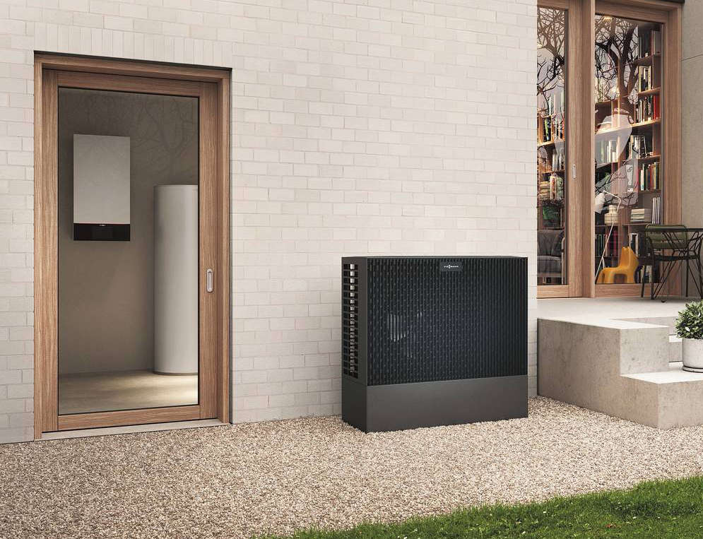 Riscalda e rinfresca la pompa di calore aria-acqua Vitocal 200 S di Viessmann, con sistema full inverter modulante e unità interna compatta a split. Può gestire un altro apparecchio
rendendo il sistema ibrido, e collegare a un impianto fotovoltaico. Ha potenza da 4 a 16 kW, classe energetica fino ad A+++ (Scala da G ad A+++). www.viessmann.it Riscalda e rinfresca la pompa di calore aria-acqua Vitocal 200 S di Viessmann, con sistema full inverter modulante e unità interna compatta a split. Può gestire un altro apparecchio
rendendo il sistema ibrido, e collegare a un impianto fotovoltaico. Ha potenza da 4 a 16 kW, classe energetica fino ad A+++ (Scala da G ad A+++). www.viessmann.it