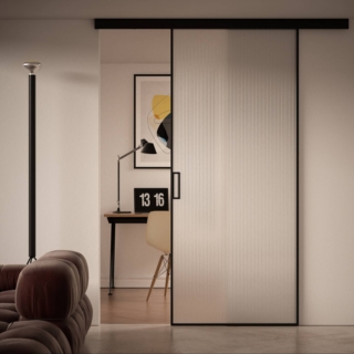 Lucenti nella versione in foto è la porta scorrevole esterno muro con vetro satinato extrachiaro stripes, separa gli ambienti pur mantenendo una continuità visiva  e utilizza la luce naturale per valorizzare gli spazi. Disponibile in tre finiture: Urban, dal mood più contemporaneo con inserti materici; Visual, caratterizzato da elementi e pattern geometrici di grande impatto visivo; Natural con grafiche ispirate alla natura. Con maniglia nera misura 80 x 210 cm, prezzo 5.450 euro www.dierre.it Lucenti nella versione in foto è la porta scorrevole esterno muro con vetro satinato extrachiaro stripes, separa gli ambienti pur mantenendo una continuità visiva  e utilizza la luce naturale per valorizzare gli spazi. Disponibile in tre finiture: Urban, dal mood più contemporaneo con inserti materici; Visual, caratterizzato da elementi e pattern geometrici di grande impatto visivo; Natural con grafiche ispirate alla natura. Con maniglia nera misura 80 x 210 cm, prezzo 5.450 euro www.dierre.it