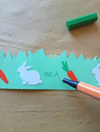 Incollate sul prato conigli e carote e scrivete i nomi degli invitati con un pennarello