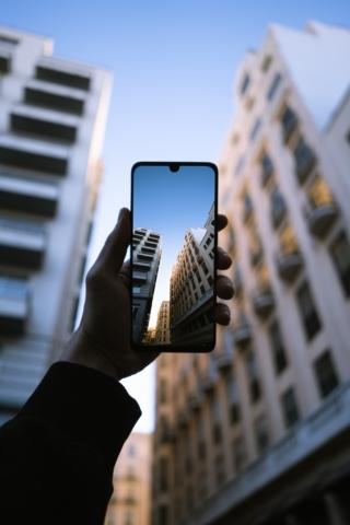 Il nuovo smartphone TCL 30 5G è dotato di una tripla fotocamera AI da 50MP ed è dotato di obiettivo frontale ultra-grandangolare, in modo che tutti possano entrare comodamente nell'inquadratura, immortalando momenti preziosi con i propri cari. Per gli appassionati di social media interessante la funzione Steady Snap, che offre la possibilità di mettere in pausa e catturare soggetti in movimento, il rilevamento tramite AI, che riconosce fino a 22 scene diverse, i video AI HDR, per la correzione dell’esposizione e ottimizzazione dei dettagli, i video HDR a bassa luminosità, per scatti ben bilanciati in condizioni di scarsa illuminazione, e One Shot, la funzione che fornisce diversi tipi di immagine da un unico scatto. Che si tratti dei propri piatti preferiti, animali domestici, ritratti o paesaggi emozionanti, queste funzionalità esaltano le immagini in modo che chiunque possa migliorare le proprie abilità fotografiche. Questo smartphone è dotato di display ricco e coinvolgente che offre un'esperienza visiva di alto livello, oltre a tutte le certificazioni che attestano una speciale attenzione alla cura degli occhi. Con schermo AMOLED FHD+ da 6,7 pollici, i dettagli sono evidenziati in modo nitido e i colori sono potenziati, in modo che gli utenti possano sentirsi più vicini all'azione. La batteria da 5010mAh lo rende perfetto anche per leggere, guardare film, videochiamare e scattare foto. Con un peso di soli 184g e un design di soli 7,74mm, TCL 30+, offre una presa ottimale e può essere comodamente alloggiato in tasca o in borsa. Resistente a graffi, sudore, urti e altri tipi di danni accidentali, mentre il vetro antigraffio del display assicura una resistenza estrema anche ai più sbadati. Sarà disponibile in Europa da aprile 2022, nelle colorazioni Dreamy Blue e Tech Black. www.tcl.com Il nuovo smartphone TCL 30 5G è dotato di una tripla fotocamera AI da 50MP ed è dotato di obiettivo frontale ultra-grandangolare, in modo che tutti possano entrare comodamente nell'inquadratura, immortalando momenti preziosi con i propri cari. Per gli appassionati di social media interessante la funzione Steady Snap, che offre la possibilità di mettere in pausa e catturare soggetti in movimento, il rilevamento tramite AI, che riconosce fino a 22 scene diverse, i video AI HDR, per la correzione dell’esposizione e ottimizzazione dei dettagli, i video HDR a bassa luminosità, per scatti ben bilanciati in condizioni di scarsa illuminazione, e One Shot, la funzione che fornisce diversi tipi di immagine da un unico scatto. Che si tratti dei propri piatti preferiti, animali domestici, ritratti o paesaggi emozionanti, queste funzionalità esaltano le immagini in modo che chiunque possa migliorare le proprie abilità fotografiche. Questo smartphone è dotato di display ricco e coinvolgente che offre un'esperienza visiva di alto livello, oltre a tutte le certificazioni che attestano una speciale attenzione alla cura degli occhi. Con schermo AMOLED FHD+ da 6,7 pollici, i dettagli sono evidenziati in modo nitido e i colori sono potenziati, in modo che gli utenti possano sentirsi più vicini all'azione. La batteria da 5010mAh lo rende perfetto anche per leggere, guardare film, videochiamare e scattare foto. Con un peso di soli 184g e un design di soli 7,74mm, TCL 30+, offre una presa ottimale e può essere comodamente alloggiato in tasca o in borsa. Resistente a graffi, sudore, urti e altri tipi di danni accidentali, mentre il vetro antigraffio del display assicura una resistenza estrema anche ai più sbadati. Sarà disponibile in Europa da aprile 2022, nelle colorazioni Dreamy Blue e Tech Black. www.tcl.com