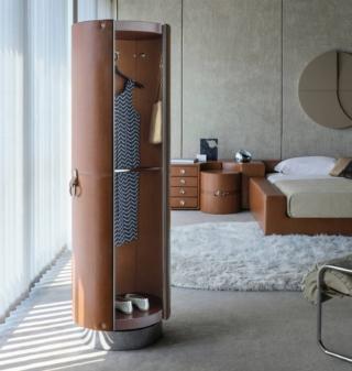 La mini cabina armadio è l’iconico mobile girevole porta abiti della collezione Tucroma disegnata da Guido Faleschini nel 1971 e resa attuale da un’inedita palette di colori, una struttura cilindrica rivestita in pelle o cuoio con dettagli in acciaio cromato, la base girevole è in acciaio cromato come i due ganci esterni. Dotato di uno specchio che riflette a figura intera misura L 54 x P 49 x H 171 cm e costa a partire da 3.027,00 euro. www.i4mariani.com