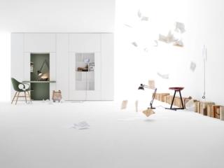 La composizione a ponte Freedhome di Caccaro permette di creare, tra le ante dell'armadio, una compatta postazione per l'home working: infatti è presente un modulo scrittoio verde circondato da antine laterali e con un'anta a ribalta superiore; lateralmente è presente un modulo libreria con anta a ribalta superiore e cassetto inferiore. I frontali sono in laccato opaco bianconeve. I vani a giorno dello scrittoio e della libreria possono essere dotati di Led dimmerabili e controllabili tramite una app gratuita. Misura L 402,5 x P 42,7/60 x H 263,6 cm. Prezzo 7.200 euro + IVA. www.caccaro.com La composizione a ponte Freedhome di Caccaro permette di creare, tra le ante dell'armadio, una compatta postazione per l'home working: infatti è presente un modulo scrittoio verde circondato da antine laterali e con un'anta a ribalta superiore; lateralmente è presente un modulo libreria con anta a ribalta superiore e cassetto inferiore. I frontali sono in laccato opaco bianconeve. I vani a giorno dello scrittoio e della libreria possono essere dotati di Led dimmerabili e controllabili tramite una app gratuita. Misura L 402,5 x P 42,7/60 x H 263,6 cm. Prezzo 7.200 euro + IVA. www.caccaro.com