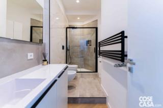 bagno cieco bianco e nero, radiatore nero, doccia profili neri maniglia nera mobile bianco. Mobile lavabo e specchio Arbi bagno cieco bianco e nero, radiatore nero, doccia profili neri maniglia nera mobile bianco. Mobile lavabo e specchio Arbi