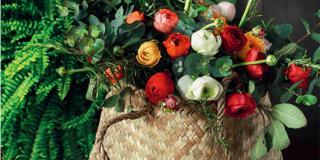 La borsa fiorita con i ranuncoli e le erbe aromatiche