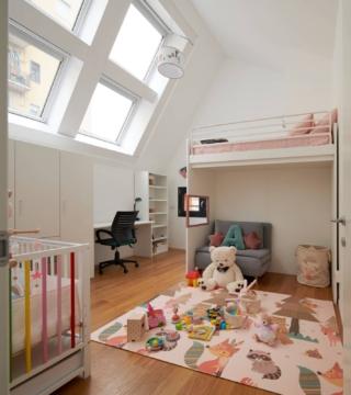 camera con tappeto rosa e giochi camera con tappeto rosa e giochi