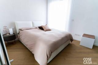 camera matrimoniale piccola, comodini tondi piccoli, copriletto rosa, pouf con cuscino rosa come copriletto. Letto Excò. camera matrimoniale piccola, comodini tondi piccoli, copriletto rosa, pouf con cuscino rosa come copriletto. Letto Excò.