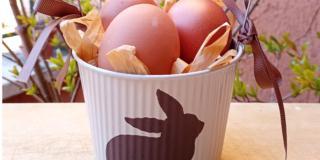 Tavola di Pasqua: cestino portauovo decorato con coniglietto