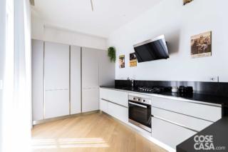 cucina bianca e nera, solo basi niente pensili, alzatina nera, armadiature colonna cucina bianca e nera, solo basi niente pensili, alzatina nera, armadiature colonna