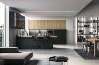 Si apre completamente sul living la nuova cucina Tekna di Arredo3 che ha le ante con maniglia integrata, ottenuta tramite una cavità sovrastata da un listello in metallo che ne facilita la presa,  realizzate in polimerico opaco nero matt per basi e colonne. I pensili invece hanno le ante lisce in laminato rovere biondo come il piano snack; inoltre i quattro pensili in vetro laterali sono dotati di illuminazione interna a Led. La boiserie dogata in laccato opaco grigio cenere “collega” il top in Infinity Milan stone con gli elementi sospesi. Prezzo su richiesta. www.arredo3.it Si apre completamente sul living la nuova cucina Tekna di Arredo3 che ha le ante con maniglia integrata, ottenuta tramite una cavità sovrastata da un listello in metallo che ne facilita la presa,  realizzate in polimerico opaco nero matt per basi e colonne. I pensili invece hanno le ante lisce in laminato rovere biondo come il piano snack; inoltre i quattro pensili in vetro laterali sono dotati di illuminazione interna a Led. La boiserie dogata in laccato opaco grigio cenere “collega” il top in Infinity Milan stone con gli elementi sospesi. Prezzo su richiesta. www.arredo3.it