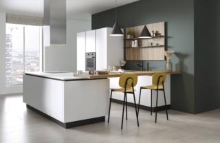 Essenziale e senza tempo la nuova cucina Carol di La Casa Moderna che è composta da elementi in nobilitato bianco con aperture a gola color lavagna e il top in Fenix candido. Si articola in una sezione lineare a parete e in un'isola colegate da un piano snack in laminato effetto legno. La boiserie con pannelli in nobilitato effetto legno, dotata di mensole in HPL nero opaco, completa la composizione. Un modulo base da 60 cm con anta, gola, zoccolo e top in Fenix, prezzo a partire da 305 euro. www.lacasamoderna.com Essenziale e senza tempo la nuova cucina Carol di La Casa Moderna che è composta da elementi in nobilitato bianco con aperture a gola color lavagna e il top in Fenix candido. Si articola in una sezione lineare a parete e in un'isola colegate da un piano snack in laminato effetto legno. La boiserie con pannelli in nobilitato effetto legno, dotata di mensole in HPL nero opaco, completa la composizione. Un modulo base da 60 cm con anta, gola, zoccolo e top in Fenix, prezzo a partire da 305 euro. www.lacasamoderna.com
