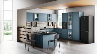 Ante, con gola nella finitura ghisa, laccate azzurro ottanio opaco per la nuova composizione Contempo Neck di CREO Kitchens che ha una pratica forma a ferro di cavallo e uno stile senza tempo. La colonna con cassetti realizzata in legno nella finitura Frassino terra e il tavolo Genius-k mod. Glide, con il piano scorrevole nella finitura fenix grigio bromo, completano l'ambiente. Il top è in laminato bardiglio plamky; il sottopensile Sign nero integra una coppia di lampade lineari. Un modulo base da 60 cm senza top, prezzo  381 euro + IVA. www.creokitchens.it Ante, con gola nella finitura ghisa, laccate azzurro ottanio opaco per la nuova composizione Contempo Neck di CREO Kitchens che ha una pratica forma a ferro di cavallo e uno stile senza tempo. La colonna con cassetti realizzata in legno nella finitura Frassino terra e il tavolo Genius-k mod. Glide, con il piano scorrevole nella finitura fenix grigio bromo, completano l'ambiente. Il top è in laminato bardiglio plamky; il sottopensile Sign nero integra una coppia di lampade lineari. Un modulo base da 60 cm senza top, prezzo  381 euro + IVA. www.creokitchens.it