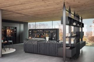 Basi in pregiato Rovere Corvino con venatura a vista per la composizione Maxima 2.2 di Cesar che è caratterizzata dalla presenza del sistema bifacciale The 50's, fissato da terra a soffitto, che reinterpreta i sistemi contenitivi degli Anni Cinquanta e crea un ideale collegamento con il living, con struttura in estruso di alluminio. Domina la cucina l'isola attrezzata con quattro fuochi e un grande lavello, corredata di un bancone snack dalla forma asimmetrica. Prezzo su richiesta. www.cesar.it Basi in pregiato Rovere Corvino con venatura a vista per la composizione Maxima 2.2 di Cesar che è caratterizzata dalla presenza del sistema bifacciale The 50's, fissato da terra a soffitto, che reinterpreta i sistemi contenitivi degli Anni Cinquanta e crea un ideale collegamento con il living, con struttura in estruso di alluminio. Domina la cucina l'isola attrezzata con quattro fuochi e un grande lavello, corredata di un bancone snack dalla forma asimmetrica. Prezzo su richiesta. www.cesar.it