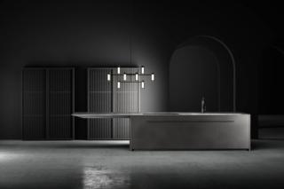La nuova cucina Haiku di Key Cucine pone l'isola dalle linee arrotondate al centro dell'ambiente, trasformandola in un elemento unico e a se stante. Le ante bronzate con effetto metallico sono dotate di una maniglia sottilissima; il top in marmo Emotion Grey, con lavello integrato, prosegue fino a creare un bancone a sbalzo, dallo spessore  crescente e dalle sagomature stondate. Le colonne attrezzate hanno le ante in rovere nero spazzolato con venature marcate. Prezzo su richiesta. www.keycucine.it La nuova cucina Haiku di Key Cucine pone l'isola dalle linee arrotondate al centro dell'ambiente, trasformandola in un elemento unico e a se stante. Le ante bronzate con effetto metallico sono dotate di una maniglia sottilissima; il top in marmo Emotion Grey, con lavello integrato, prosegue fino a creare un bancone a sbalzo, dallo spessore  crescente e dalle sagomature stondate. Le colonne attrezzate hanno le ante in rovere nero spazzolato con venature marcate. Prezzo su richiesta. www.keycucine.it