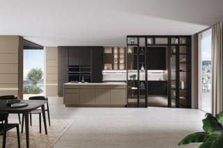 Il modello Iconica di Veneta Cucine abbina le ante dell'isola in Vetro Cappuccino Liscio e Cannettato a quelle lisce in Frassino Scuro delle basi, delle colonne e dei pensili. L'alternanza fra elementi chiusi e vani a giorno alleggerisce la composizione e la “collega” alla zona giorno. Prezzo su richiesta. www.venetacucine.com Il modello Iconica di Veneta Cucine abbina le ante dell'isola in Vetro Cappuccino Liscio e Cannettato a quelle lisce in Frassino Scuro delle basi, delle colonne e dei pensili. L'alternanza fra elementi chiusi e vani a giorno alleggerisce la composizione e la “collega” alla zona giorno. Prezzo su richiesta. www.venetacucine.com