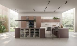 La nuova cucina Immagina di Lube pone al centro l'isola con le ante in vetro Trasparente Fumé, con telaio in Titanio, e in Mathera Gipso Rosso come il top, un materiale di ultima generazione coperto da brevetto e composto da materiali provenienti da filiere di recupero e resine a bassa emissione di inquinanti; il piano snack e la boiserie sono in White Yule. Le colonne e le ante dei pensili sono in Marrone Ramato finitura Opaca Spazzolata. Le colonne a giorno sono dotate di luce interna e di accessori in lamiera come porta bicchieri e porta bottiglie. Prezzo su richiesta. www.lube.it La nuova cucina Immagina di Lube pone al centro l'isola con le ante in vetro Trasparente Fumé, con telaio in Titanio, e in Mathera Gipso Rosso come il top, un materiale di ultima generazione coperto da brevetto e composto da materiali provenienti da filiere di recupero e resine a bassa emissione di inquinanti; il piano snack e la boiserie sono in White Yule. Le colonne e le ante dei pensili sono in Marrone Ramato finitura Opaca Spazzolata. Le colonne a giorno sono dotate di luce interna e di accessori in lamiera come porta bicchieri e porta bottiglie. Prezzo su richiesta. www.lube.it