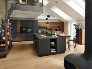 Ceramica naturale basalt black per le ante della nuova cucina echt.zeit di TEAM7 che è dominata dalla presenza dell'isola centrale, dotata di zona cottura, si articola in tre aree di lavoro disposte ergonomicamente ad altezze diverse per consentire a tutti di cucinare insieme. I pensili e il piano snack sono realizzati in pregiato legno naturale di noce che “scalda” l'ambiente. Un modulo base da 60 cm, prezzo a partire da 954 euro (con anta in legno). Ceramica naturale basalt black per le ante della nuova cucina echt.zeit di TEAM7 che è dominata dalla presenza dell'isola centrale, dotata di zona cottura, si articola in tre aree di lavoro disposte ergonomicamente ad altezze diverse per consentire a tutti di cucinare insieme. I pensili e il piano snack sono realizzati in pregiato legno naturale di noce che “scalda” l'ambiente. Un modulo base da 60 cm, prezzo a partire da 954 euro (con anta in legno).