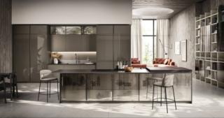 La grande isola centrale domina la nuova cucina Libra di Scavolini che si apre completamente sul living. Le ante delle basi a parete sono in laccato opaco Effetto perlato Cuvée come quelle dei pensili sovrastanti; il piano è in Acciaio Inox finitura Acciaio Scuro. Le colonne invece hanno le ante laccate dogate lucide effetto perlato Cuvée. L'isola ha le ante in vetro Stopsol Chiaro che lasciano intravedere gli oggetti contenuti all'interno. Prezzo su richiesta. www.scavolini.com La grande isola centrale domina la nuova cucina Libra di Scavolini che si apre completamente sul living. Le ante delle basi a parete sono in laccato opaco Effetto perlato Cuvée come quelle dei pensili sovrastanti; il piano è in Acciaio Inox finitura Acciaio Scuro. Le colonne invece hanno le ante laccate dogate lucide effetto perlato Cuvée. L'isola ha le ante in vetro Stopsol Chiaro che lasciano intravedere gli oggetti contenuti all'interno. Prezzo su richiesta. www.scavolini.com