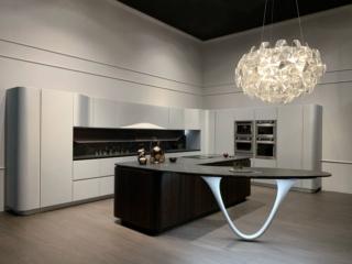 Un nuovo look per Ola di Snaidero, l'iconica cucina oggi personalizzabile nelle ante curve disponibili in essenze di legno nuove ed esclusive. L a gamba scultura, in legno, fibra di carbonio e vetro resina, che sorregge il piano snack può essere scelta abbinata o in contrasto con le ante come elemento di rottura, messo in evidenza dal nuovo sistema di illuminazione inserito sotto il piano. Il nuovo pensile di raccordo si inserisce per donare continuità alla curva, segnando uncontinuum tra  la profondità dell’armadio e quella del pensile. Un modulo base da 60 con anta battente in laccato opaco, prezzo 360 euro. www.snaidero.it Un nuovo look per Ola di Snaidero, l'iconica cucina oggi personalizzabile nelle ante curve disponibili in essenze di legno nuove ed esclusive. L a gamba scultura, in legno, fibra di carbonio e vetro resina, che sorregge il piano snack può essere scelta abbinata o in contrasto con le ante come elemento di rottura, messo in evidenza dal nuovo sistema di illuminazione inserito sotto il piano. Il nuovo pensile di raccordo si inserisce per donare continuità alla curva, segnando uncontinuum tra  la profondità dell’armadio e quella del pensile. Un modulo base da 60 con anta battente in laccato opaco, prezzo 360 euro. www.snaidero.it