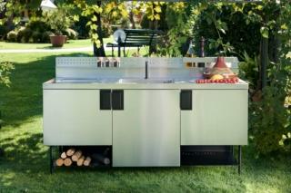 È componibile e personalizzabile al 100% la nuova cucina Atria di Abimis, realizzata interamente in acciaio inox AISI 304, un materiale antibatterico e biologicamente neutro, che non rilascia alcuna sostanza sugli alimenti, in grado di resistere alla corrosione, agli urti, all'umidità e alle alte temperature. I dettagli realizzati in contrasto sono disponibili in acciaio nero o rosso pompeiano. Le gambe con piedini regolabili sostengono la struttura e la rendono stabile. Prezzo su richiesta. www.abimis.com È componibile e personalizzabile al 100% la nuova cucina Atria di Abimis, realizzata interamente in acciaio inox AISI 304, un materiale antibatterico e biologicamente neutro, che non rilascia alcuna sostanza sugli alimenti, in grado di resistere alla corrosione, agli urti, all'umidità e alle alte temperature. I dettagli realizzati in contrasto sono disponibili in acciaio nero o rosso pompeiano. Le gambe con piedini regolabili sostengono la struttura e la rendono stabile. Prezzo su richiesta. www.abimis.com