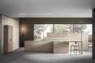 Luminosa e accogliente la nuova cucina di Scandola Mobili che si articola intorno alla grande isola con le basi con ante in rovere cannetté sand; lateralmente è presente un tavolo snack in appoggio sul top in Pietra Ellen Grey. Le colonne sono dotate di ante Iride laccate Sahara. Un modulo base da 60 cm con anta, prezzo a partire da 684 euro + IVA. www.scandolamobili.it Luminosa e accogliente la nuova cucina di Scandola Mobili che si articola intorno alla grande isola con le basi con ante in rovere cannetté sand; lateralmente è presente un tavolo snack in appoggio sul top in Pietra Ellen Grey. Le colonne sono dotate di ante Iride laccate Sahara. Un modulo base da 60 cm con anta, prezzo a partire da 684 euro + IVA. www.scandolamobili.it