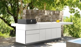 La cucina outdoor Tikal di Talenti, oggi disponibile nella variante bianco, è composta da una struttura realizzata in metallo Zinco Magnesio, acciaio inox ed alluminio, ammantati da una speciale verniciatura bianca in grado di resistere alle alte temperature e agli agenti atmosferici. Inoltre, si arricchisce di nuovi accessori come il barbecue con forno e i cassetti attrezzati. Prezzo su richiesta. www.talentispa.com La cucina outdoor Tikal di Talenti, oggi disponibile nella variante bianco, è composta da una struttura realizzata in metallo Zinco Magnesio, acciaio inox ed alluminio, ammantati da una speciale verniciatura bianca in grado di resistere alle alte temperature e agli agenti atmosferici. Inoltre, si arricchisce di nuovi accessori come il barbecue con forno e i cassetti attrezzati. Prezzo su richiesta. www.talentispa.com