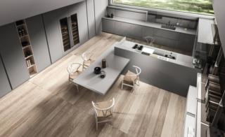 La grande zona fuochi “domina” la penisola, dotata dell' ampio tavolo integrato Toah con un supporto in vetro trasparente, nella cucina AK_04 di Arrital che si articola in tre zone operative: contenimento, lavaggio e cottura. Gli arredi hanno tutte le superfici, verticali e orizzontali, in Fenix Ntm Grigio Antrim; i vani a giorno e il rivestimento interno in Rovere Fiammato Trani spezza l'uniformità cromatica della composizione. Prezzo su richiesta. www.arrital.com La grande zona fuochi “domina” la penisola, dotata dell' ampio tavolo integrato Toah con un supporto in vetro trasparente, nella cucina AK_04 di Arrital che si articola in tre zone operative: contenimento, lavaggio e cottura. Gli arredi hanno tutte le superfici, verticali e orizzontali, in Fenix Ntm Grigio Antrim; i vani a giorno e il rivestimento interno in Rovere Fiammato Trani spezza l'uniformità cromatica della composizione. Prezzo su richiesta. www.arrital.com