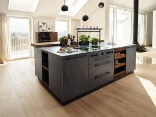 L'isola, grande e compatta, è il fulcro della cucina  echt.zeit di Team7: è attrezzata con un piano cottura di grandi dimensioni, con una zona lavaggio e con un comodo bancone snack in appoggio. Le basi hanno le ante e i frontali in legno naturale, lavorato artigianalmente, che le rende resistenti ed ecologiche. Un modulo base da 60 cm con anta in legno, prezzo a partire da 954 euro. www.team7-home.com L'isola, grande e compatta, è il fulcro della cucina  echt.zeit di Team7: è attrezzata con un piano cottura di grandi dimensioni, con una zona lavaggio e con un comodo bancone snack in appoggio. Le basi hanno le ante e i frontali in legno naturale, lavorato artigianalmente, che le rende resistenti ed ecologiche. Un modulo base da 60 cm con anta in legno, prezzo a partire da 954 euro. www.team7-home.com