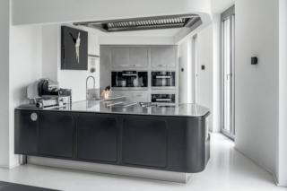 Effetto black&white per la cucina Ego di Abimis che è dotata di soluzioni professionali come piani ad induzione, cottura a gas, Fry Top, scalda vivande posizionati sull'imponente penisola sovrastata dalla grande cappa a massima efficienza. Gli elementi sono completamente realizzati in acciaio Inox AISI 304 declinato in un'elegante finitura nera opaca per il blocco cottura e lavaggio; le colonne hanno le ante raggiate a filo battente. Prezzo su richiesta. www.abimis.com Effetto black&white per la cucina Ego di Abimis che è dotata di soluzioni professionali come piani ad induzione, cottura a gas, Fry Top, scalda vivande posizionati sull'imponente penisola sovrastata dalla grande cappa a massima efficienza. Gli elementi sono completamente realizzati in acciaio Inox AISI 304 declinato in un'elegante finitura nera opaca per il blocco cottura e lavaggio; le colonne hanno le ante raggiate a filo battente. Prezzo su richiesta. www.abimis.com