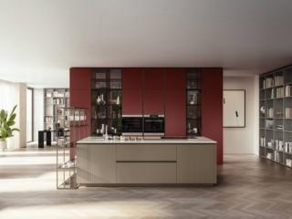 Funzionale e accogliente la composizione aperta sulla zona giorno Lounge di Veneta Cucine dominata dall'isola compatta con le basi in Cannete Cappuccino e dotata di un grande piano cottura e di un lavello. A parete si sviluppa l'armadiatura a colonne declinate nella scenografica colorazione Rosso Roma e intervallate da sezioni a vetri. Un modulo base da 60 cm con finitura canneté, prezzo 579 euro. www.venetacucine.com Funzionale e accogliente la composizione aperta sulla zona giorno Lounge di Veneta Cucine dominata dall'isola compatta con le basi in Cannete Cappuccino e dotata di un grande piano cottura e di un lavello. A parete si sviluppa l'armadiatura a colonne declinate nella scenografica colorazione Rosso Roma e intervallate da sezioni a vetri. Un modulo base da 60 cm con finitura canneté, prezzo 579 euro. www.venetacucine.com