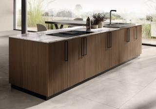 Ante impiallacciate dogate Rovere Pecan per le basi dell'isola nella composizione Musa di Scavolini che è dotata di un ampio piano cottura inserito nel piano in Gres Porcellanato Invisible Light; lateralmente è presente un piano banco colazione con la zona lavaggio realizzato in Acciaio Scuro. Prezzo su richiesta. www.scavolini.com Ante impiallacciate dogate Rovere Pecan per le basi dell'isola nella composizione Musa di Scavolini che è dotata di un ampio piano cottura inserito nel piano in Gres Porcellanato Invisible Light; lateralmente è presente un piano banco colazione con la zona lavaggio realizzato in Acciaio Scuro. Prezzo su richiesta. www.scavolini.com