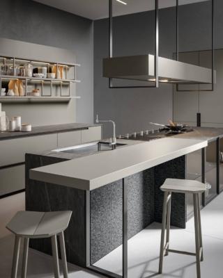 Scura ed elegante la cucina di Scandola Mobili che si articola intorno all'isola attrezzata con una ampia zona cottura, sovrastata da una cappa design, da un lavello incassato e da un pratico bancone snack. Le basi sono chiuse da ante lisce Iride Grigio Londra e ante Carbon; il top è in Pietra Piasentina. A parete trovano posto una serie di mensole che permettono di esporre oggetti e stoviglie. Un modulo base da 60 cm con anta, prezzo a partire da 452 euro + IVA. www.scandolamobili.it Scura ed elegante la cucina di Scandola Mobili che si articola intorno all'isola attrezzata con una ampia zona cottura, sovrastata da una cappa design, da un lavello incassato e da un pratico bancone snack. Le basi sono chiuse da ante lisce Iride Grigio Londra e ante Carbon; il top è in Pietra Piasentina. A parete trovano posto una serie di mensole che permettono di esporre oggetti e stoviglie. Un modulo base da 60 cm con anta, prezzo a partire da 452 euro + IVA. www.scandolamobili.it