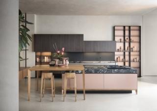 Una colorazione insolita e raffinata per la cucina Sei di Euromobil con le ante lisce in Laccato anodizzato Pink. L'isola centrale, con il piano snack in olmo stracciato nero e il top in Pietra naturale Quarzite Palladium Arte Matt finish, è attrezzata con piano cottura e lavello che sono ripetuti anche nella sezione a parete che ha le basi e i pensili in castagno sabbiato finitura dark e il piano in acciaio inox invecchiato. Prezzo su richiesta. www.euromobil.com Una colorazione insolita e raffinata per la cucina Sei di Euromobil con le ante lisce in Laccato anodizzato Pink. L'isola centrale, con il piano snack in olmo stracciato nero e il top in Pietra naturale Quarzite Palladium Arte Matt finish, è attrezzata con piano cottura e lavello che sono ripetuti anche nella sezione a parete che ha le basi e i pensili in castagno sabbiato finitura dark e il piano in acciaio inox invecchiato. Prezzo su richiesta. www.euromobil.com