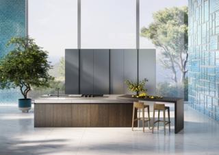 Si sviluppa intorno alla grande isola con top e cassetto frontale in acciaio inox invecchiato, che ha le basi con le ante frontali in castagno sabbiato finitura dark, la cucina Sei di Euromobil oggetto quest'anno di un importante restyling. Lateralmente è posizionato, in appoggio sul piano, il bancone snack con una forma squadrata. Le colonne in laccato anodizzato grey formano l'armadiatura che contiene la dispensa e gli elettrodomestici. Un modulo base da 60 cm, prezzo 605 euro + IVA. www.euromobil.com Si sviluppa intorno alla grande isola con top e cassetto frontale in acciaio inox invecchiato, che ha le basi con le ante frontali in castagno sabbiato finitura dark, la cucina Sei di Euromobil oggetto quest'anno di un importante restyling. Lateralmente è posizionato, in appoggio sul piano, il bancone snack con una forma squadrata. Le colonne in laccato anodizzato grey formano l'armadiatura che contiene la dispensa e gli elettrodomestici. Un modulo base da 60 cm, prezzo 605 euro + IVA. www.euromobil.com