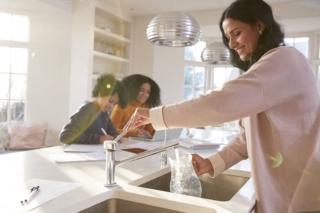 donna con bambini in cucina culligan sistemi di trattamento dell’acqua