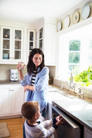 donna con bambino in cucina culligan sistemi di trattamento dell’acqua