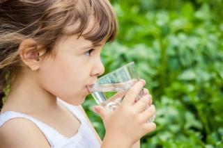 bimba che beve bicchiere d'acqua culligan sistemi di trattamento dell’acqua 5