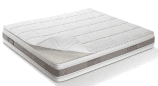 La linea di piumini e cuscini Daunenstep si completa ora con la creazione di tre nuovi materassi, che combinano il memory foam e le molle insacchettate, offrendo il giusto sollievo ai muscoli posturali: il materasso CLASSIC ha un nucleo composto da molle insacchettate indipendenti, strutturate in sette zone, e sui due lati schiuma in memory foam; il PREMIUM presenta una struttura a sette zone differenziate composta da micro-molle indipendenti; il DELUXE si caratterizza per la struttura a sette zone differenziate, composta da nano-molle indipendenti. Tutti possiedono una fascia perimetrale che assicura un’ottima ventilazione, mentre i rivestimenti sono sfoderabili e lavabili.  www.daunestep.comLa linea PREMIUM presenta una struttura a sette zone differenziate composta da micro-molle indipendenti che permette un formidabile sostegno del peso del corpo e si adatta ai suoi diversi punti di pressione.
Il materasso DELUXE si caratterizza per la struttura a sette zone differenziate, composta da nano-molle indipendenti, che garantisce un supporto progressivo e graduale.
Il memory foam presenta sagomatura ergonomica, assicurando un comfort personalizzato e un corretto sostegno del corpo.
Tutti i prodotti proposti da DaunenStep possiedono, oltre a un’assoluta qualità delle materie prime, una fascia perimetrale che assicura un’ottima ventilazione, mentre i rivestimenti sono sfoderabili e lavabili. I materassi DaunenStep, combinando il memory foam e le molle insacchettate, offrono il giusto sollievo ai muscoli posturali. Un buon materasso consente anche di conservare e preservare la temperatura ambientale, evitando sbalzi che possono nuocere alla salute.
I materassi DaunenStep assorbono umidità in eccesso e sono traspiranti, essendo dotati della fascia climatica 360-Air che favorisce una perfetta ventilazione.
I lati estivo e invernale conferiscono un corretto adattamento alla temperatura esterna, nel rispetto delle caratteristiche delle stagioni.
Il rivestimento del materasso, sfoderabile e lavabile, è un’ulteriore garanzia di pulizia e di salubrità.