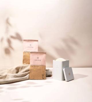 Il detersivo per lana e capi delicati di Everdrop è privo di microplastiche e realizzato con ingredienti vegani e facilmente biodegradabili. Certificato Ecocert e dermatologicamente testato si può scegliere in funzione al grado di durezza dell’acqua della propria zona. Lo Starter Kit contiene 2 confezioni di detersivo in polvere e un contenitore in latta. Prezzo 24,99 euro. www.everdrop.it Il detersivo per lana e capi delicati di Everdrop è privo di microplastiche e realizzato con ingredienti vegani e facilmente biodegradabili. Certificato Ecocert e dermatologicamente testato si può scegliere in funzione al grado di durezza dell’acqua della propria zona. Lo Starter Kit contiene 2 confezioni di detersivo in polvere e un contenitore in latta. Prezzo 24,99 euro. www.everdrop.it