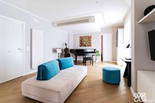 divano bianco schienale azzurro, angolo musicale sfondo. Divano Sanders di Ditre Italia, Pouf sempre di Ditre Italia divano bianco schienale azzurro, angolo musicale sfondo. Divano Sanders di Ditre Italia, Pouf sempre di Ditre Italia