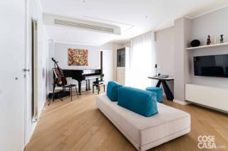 divano bianco schienale azzurro, angolo studio e angolo musicale sfondo. Divano Sanders di Ditre Italia, Pouf sempre di Ditre Italia divano bianco schienale azzurro, angolo studio e angolo musicale sfondo. Divano Sanders di Ditre Italia, Pouf sempre di Ditre Italia