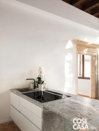 cucina-living penisola in marmo con lavello integrato, portale in tufo del '600 cucina-living penisola in marmo con lavello integrato, portale in tufo del '600