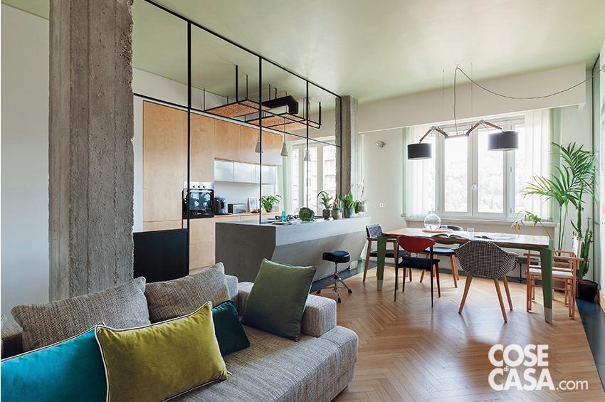 Nell'open space, intorno al tavolo da pranzo realizzato su disegno, le sedute sono una diversa dall'altra in un'alternanza di modelli, forme e cromie sul filo conduttore del design scandinavo. A capotavola, la sedia grigia con schienale flessibile è la Flexback di Zuiver, in vendita su Maison En Vogue; la poltroncina a scacchi è Corvette di Livitalia, quella grigia con braccioli (verso la finestra) è Kenna di Livitalia in legno naturale; la seduta da regista (all'altro capotavola) è di Valdomo; la sedia blu è Stuhl Modern, un modello vintage. La lampada a sospensione doppia con diffusori in tessuto è Snashot, in vendita su Home24. Sul divano rivestito in tessuto grigio, i cuscini sono di Coin casa e di Elitis. Nell'open space, intorno al tavolo da pranzo realizzato su disegno, le sedute sono una diversa dall'altra in un'alternanza di modelli, forme e cromie sul filo conduttore del design scandinavo. A capotavola, la sedia grigia con schienale flessibile è la Flexback di Zuiver, in vendita su Maison En Vogue; la poltroncina a scacchi è Corvette di Livitalia, quella grigia con braccioli (verso la finestra) è Kenna di Livitalia in legno naturale; la seduta da regista (all'altro capotavola) è di Valdomo; la sedia blu è Stuhl Modern, un modello vintage. La lampada a sospensione doppia con diffusori in tessuto è Snashot, in vendita su Home24. Sul divano rivestito in tessuto grigio, i cuscini sono di Coin casa e di Elitis.