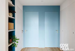 Tutte le porte interne - quelle delle due camere, della lavanderia a destra e del ripostiglio nel sottoscala a sinistra - sono modelli filomuro di Albed; le maniglie sono di Valli & Valli.