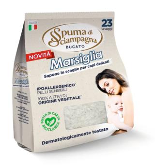 Utilizzabile sia mano che in lavatrice, il Sapone In Scaglie Marsiglia di Spuma di Sciampagna è composto da scaglie realizzate con una ricetta di origine naturale, senza profumo né coloranti ed è dermatologicamente testato su pelli sensibili. Ipoallergenico, è ideale per i tessuti delicati e per i capi di i bambini e anziani. Ha formula che non contiene acqua e il sacchetto in carta 100% è riciclabile. Da 690 gr. Prezzo 5,99 euro. www.spumadisciampagna.it Utilizzabile sia mano che in lavatrice, il Sapone In Scaglie Marsiglia di Spuma di Sciampagna è composto da scaglie realizzate con una ricetta di origine naturale, senza profumo né coloranti ed è dermatologicamente testato su pelli sensibili. Ipoallergenico, è ideale per i tessuti delicati e per i capi di i bambini e anziani. Ha formula che non contiene acqua e il sacchetto in carta 100% è riciclabile. Da 690 gr. Prezzo 5,99 euro. www.spumadisciampagna.it